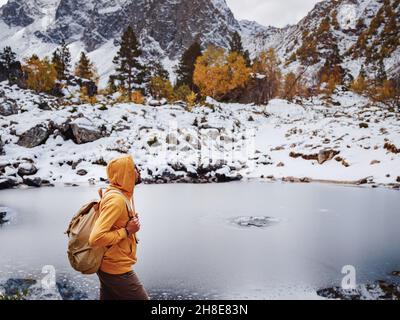 Wanderer genießen Blick auf Orlenok See im Herbst im Nordkaukasus, Arkhyz, Karatschai-Tscherkessien, Russland. Konzept der Reise und aktiven Lebensstil Stockfoto