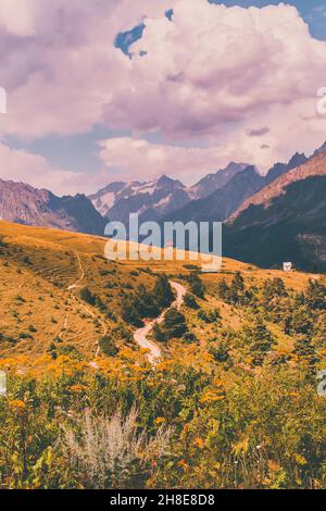 Späte Berglandschaft in der Nähe von Mestia, Svaneti Region, Georgien, Asien. Schneebedeckte Berge im Hintergrund. Blauer Himmel mit Wolken darüber. Georgisch Stockfoto