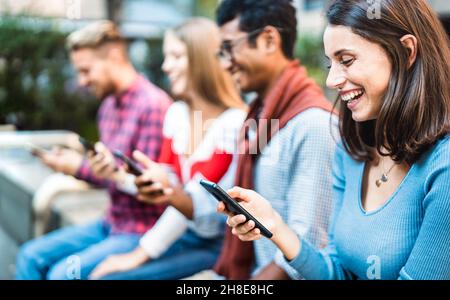 Multikulturelle Gruppe mit Smartphone im urbanen Stadtkontext - Milenial Freunde süchtig nach mobilen Smartphones - Technologiekonzept Stockfoto