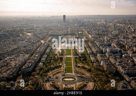 Champs-de-Mars (Mars-Feld) und Panorama von Paris vom Eiffelturm, Frankreich Stockfoto
