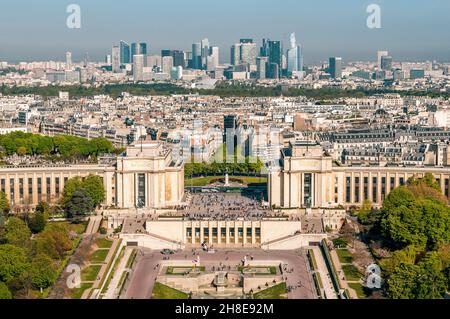 Palais de Chaillot und das Geschäftsviertel La Défense vom Eiffelturm in Paris, Frankreich Stockfoto