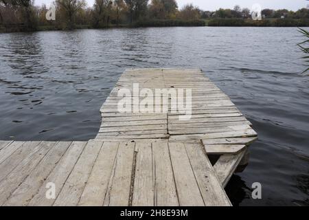 Angelplatz. Leerer Holzdeckenboden über dem See. Stockfoto