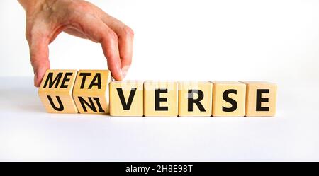 Universum oder Metaverse Symbol. Geschäftsmann dreht Holzwürfel und ändert das Wort Universum zu Metaverse. Schöne weiße Tabelle weißen Hintergrund, Kopie Stockfoto