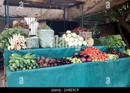 Verkauf von Obst und Gemüse auf einer ländlichen Straße in Indien Stockfoto