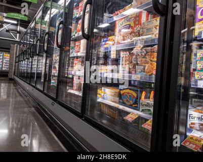 Kirkland, WA USA - ca. September 2021: Schräge Ansicht von gefrorenen Vorspeisengerichten in einem QFC-Lebensmittelgeschäft. Stockfoto