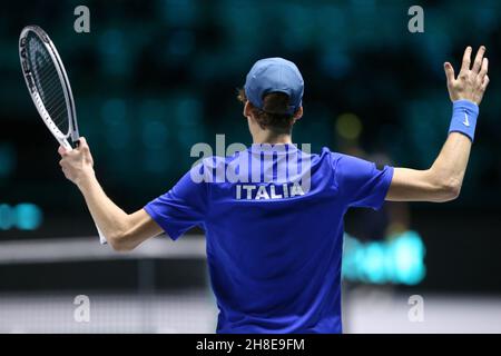 Jannik Sinnerin aus Italien feiert im Spiel gegen Marin Cilic aus Kroatien während des Davis Cup Viertelfinalmatches zwischen Italien und Kroatien am 29. November 2021 im Pala Alpitour in Turin, Italien . Stockfoto