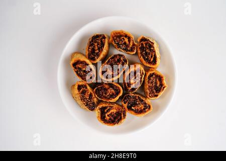 Bakarwadi isoliert auf Weiß - knusprig frittierte süße und herzhafte Snacks aus Gujarat und Maharshtra, Indien Stockfoto