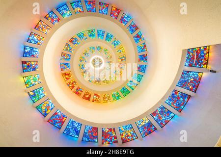 Glory Window von Gabriel Loire in der Chapel of Thanksgiving, einer interreligiösen Kapelle im Zentrum von Dallas, Texas, USA Stockfoto