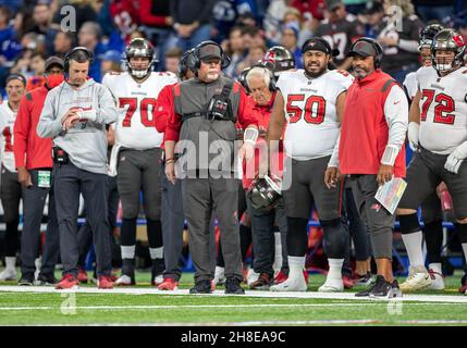 Indianapolis, Indiana, USA. 28th. November 2021. Tampa Bay Buccaneers Cheftrainer Bruce Arians während des NFL-Fußballspiels zwischen den Tampa Bay Buccaneers und den Indianapolis Colts im Lucas Oil Stadium in Indianapolis, Indiana. Tampa Bay besiegte Indianapolis 38-31. John Mersits/CSM/Alamy Live News Stockfoto