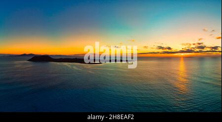 Wunderschöner Panoramablick auf den Sonnenaufgang über der Isla de Lobos Fuerteventura Stockfoto