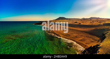 Surfer machen das Beste aus den letzten Wellen am Strand Playa del Moro Fuerteventura Kanarische Inseln Spanien Stockfoto