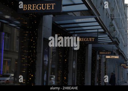 Luxusuhrgeschäft Breguet an der Bahnhofstrasse, Einkaufsstraße in Zürich, mit weihnachtlicher Dekoration. Im Hintergrund sieht ein Paar Schaufenster aussehen Stockfoto