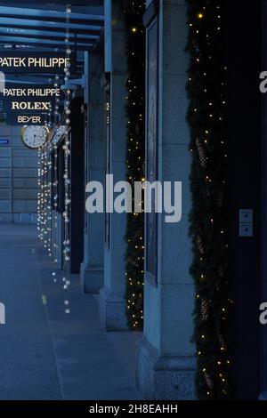 Luxusuhrgeschäft Beyer, Patek Philippe und Rolex in der Bahnhofstraße, Einkaufsstraße in Zürich, mit weihnachtlicher Dekoration. Stockfoto