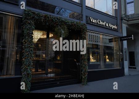 Boutique des Labels Van Cleef Arpels, im Zentrum von Zürich, mit Weihnachtsdekoration. Es verkauft Luxusschmuck, Uhren und Parfums, ideal als Weihnachten Stockfoto