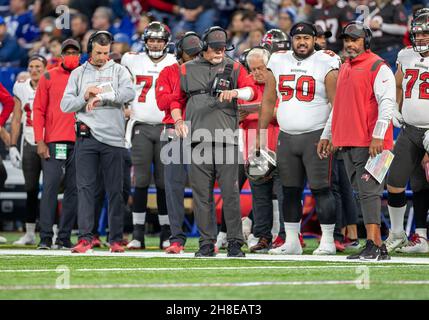 Indianapolis, Indiana, USA. 28th. November 2021. Tampa Bay Buccaneers Cheftrainer Bruce Arians während des NFL-Fußballspiels zwischen den Tampa Bay Buccaneers und den Indianapolis Colts im Lucas Oil Stadium in Indianapolis, Indiana. Tampa Bay besiegte Indianapolis 38-31. John Mersits/CSM/Alamy Live News Stockfoto