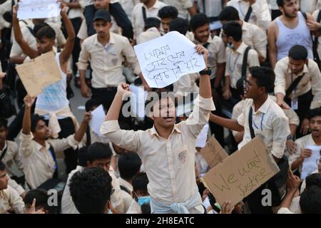 Studenten blockieren Straßen, weil sie protestieren und nach dem Tod eines Studenten bei einem Unfall in Dhaka, Bangladesch, Sicherheit auf Straßen fordern. Stockfoto