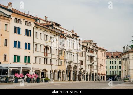 Häuser der schönen Stadt Belluno in der Provinz Venetien, Norditalien. Hochwertige Fotos Stockfoto