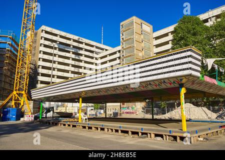 Geschlossene Autofahrt vor dem Haus der Statistik, Berlin, Deutschland Stockfoto