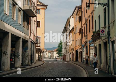 Häuser der schönen Stadt Belluno in der Provinz Venetien, Norditalien. Hochwertige Fotos Stockfoto