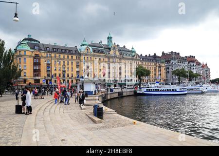 STOCKHOLM, SCHWEDEN - 28. JUNI 2016: Die Bucht Nybroviken im zentralen Teil der Stadt ist der Ausgangspunkt für eine Reise durch den Stockholmer Archipel. Stockfoto