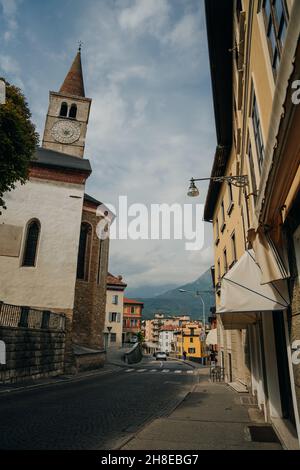 Häuser der schönen Stadt Belluno in der Provinz Venetien, Norditalien. Hochwertige Fotos Stockfoto