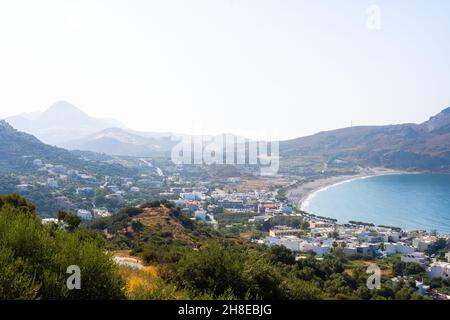 Griechische Ferien - wunderschönes Dorf in Kalyves mit türkisfarbenem Meer. Kreta Stockfoto