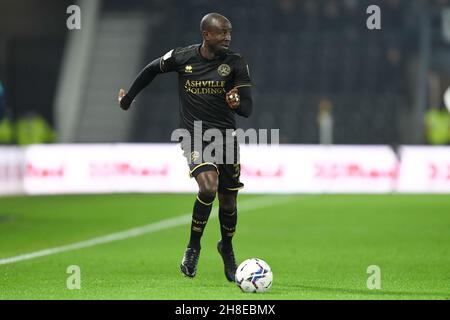 DERBY, GBR. NOV 29th Albert Adomah von Queens Park Rangers sucht nach Optionen während des Sky Bet Championship-Spiels zwischen Derby County und Queens Park Rangers im Pride Park, Derby am Montag, den 29th. November 2021. (Kredit: Jon Hobley | MI News) Kredit: MI Nachrichten & Sport /Alamy Live News Stockfoto