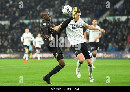 DERBY, GBR. NOV 29th Albert Adomah von Queens Park Rangers kontrolliert den Ball während des Sky Bet Championship-Spiels zwischen Derby County und Queens Park Rangers im Pride Park, Derby am Montag, 29th. November 2021. (Kredit: Jon Hobley | MI News) Kredit: MI Nachrichten & Sport /Alamy Live News Stockfoto