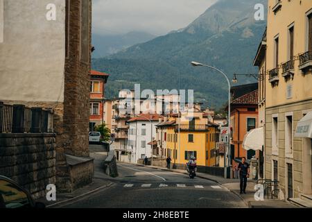 Häuser der schönen Stadt Belluno in der Provinz Venetien, Norditalien. Hochwertige Fotos Stockfoto