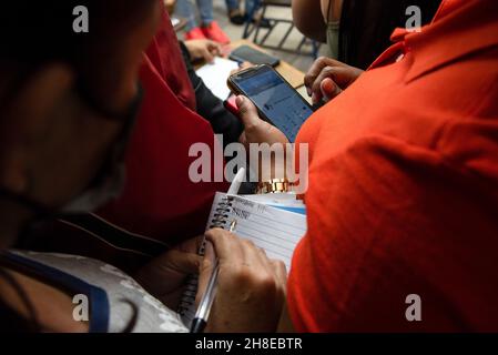 San Pedro Sula, Honduras. 28th. November 2021. Die Wähler notieren die Ergebnisse während der honduranischen Präsidentschaftswahlen. Am 28th. November hielt Honduras seine Präsidentschaftswahlen ab, nachdem 12 Jahre Nationalpartei die Opposition kontrolliert hat, haben die Libre-Partei und Xiomara Castro die Chance, die Macht zurückzuholen. Castro hielt eine Rede, nachdem die ersten Wahlergebnisse zeigten, dass sie um 20 Prozent an der Spitze lag. Anhänger der Libre-Partei feierten es die ganze Nacht als Sieg, obwohl noch keine Entscheidung über den Sieger offiziell war. Kredit: SOPA Images Limited/Alamy Live Nachrichten Stockfoto