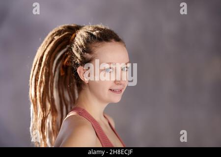 Box Zöpfe in Frisur der freundlichen europäischen Frau mit leichtem Lächeln auf den Lippen. Stockfoto