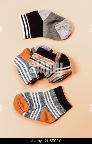 Verschiedene Socken beige Hintergrund mit Kopierer Platz. Flach liegend. Draufsicht. Stockfoto