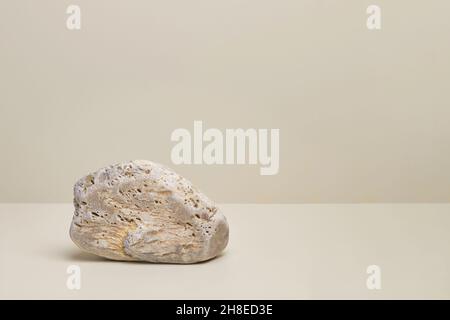 Naturszene mit Sockel aus beigefarbenem Naturstein Stockfoto