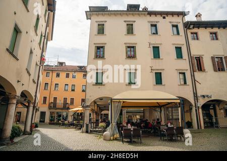 Häuser der schönen Stadt Belluno in der Provinz Venetien, Norditalien. Hochwertige Fotos Stockfoto