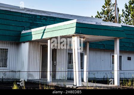 Altes, grünes und weißes Holzgebäude im ländlichen Georgien Stockfoto