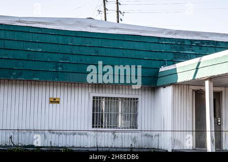 Altes, grünes und weißes Holzgebäude im ländlichen Georgien Stockfoto