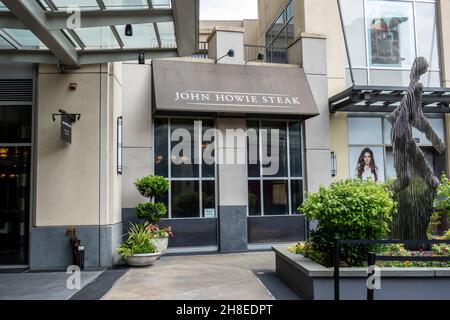 Bellevue, WA USA - ca. Juni 2021: Blick auf die Straße des John Howie Steakhouse in der Innenstadt von Bellevue. Stockfoto