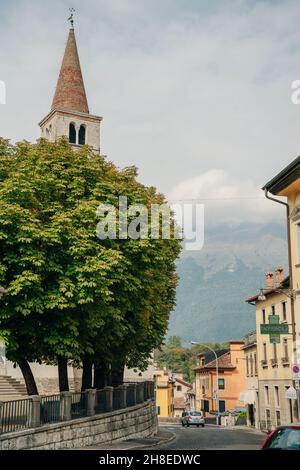 Häuser der schönen Stadt Belluno in der Provinz Venetien, Norditalien. Hochwertige Fotos Stockfoto