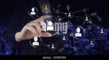 Personalwesen, Organisationsstruktur für die Beziehungen zu den Völkern. Hand halten digitales Hologramm Mensch, Leader Zeichen. Social-Media-Konzept. Kommunikationsnetzwerk Stockfoto