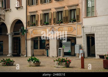 Häuser der schönen Stadt Belluno in der Provinz Venetien, Norditalien. Hochwertige Fotos Stockfoto