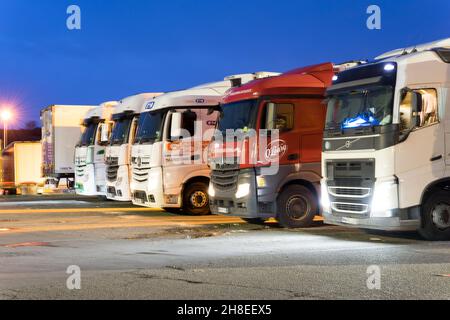 Reihen von Langstrecken-LKW-LKW parken über Nacht, wenn die Fahrer für die Nacht ruhen England Großbritannien Stockfoto