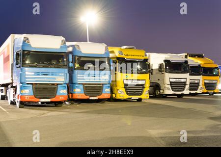 Reihen von Langstrecken-LKW-LKW parken über Nacht, wenn die Fahrer für die Nacht ruhen England Großbritannien Stockfoto