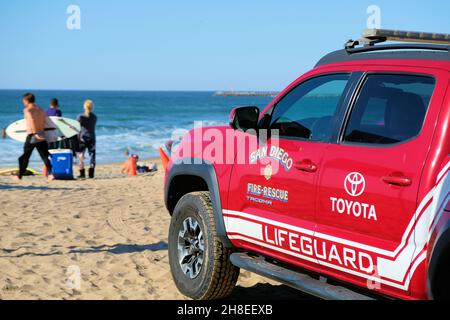 Ein roter Toyota San Diego, Kalifornien Rettungswagen für Rettungsschwimmer am Ocean Beach mit Strandbesuchern im Hintergrund; sonniger Tag in Südkalifornien. Stockfoto