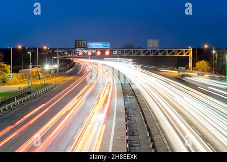 Leichte Wege auf der intelligenten Autobahn M1 in Richtung Norden in Richtung Milton Keynes und Bedford England UK Europe Stockfoto
