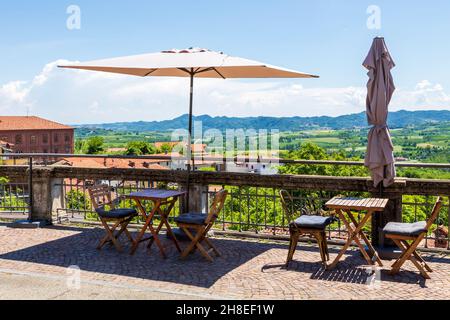 Gabiano Monferrato, Alessandria, Piemont, Italien - Juni 10 2021: Landschaftsansicht an einem sonnigen Tag. Langhe Vineyard