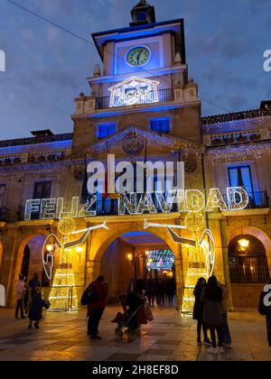 Rathausplatz von Oviedo mit Weihnachtsschmuck, Asturien. Spanien. Stockfoto