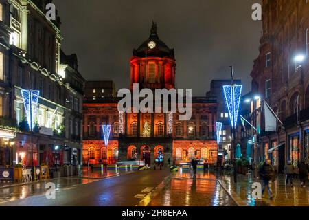 Liverpool Town Hall und Castle Street beleuchtet in der Nacht für die Feiertage Stockfoto