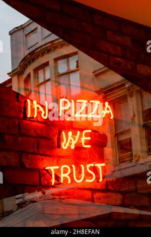 Schild in einer Pizzeria in Liverpool Stockfoto