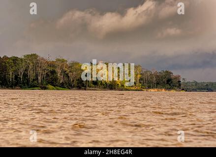 Sturmwolken über dem Amazonas bei Iquitos im Amazonas-Regenwald-Reservat Peruviann Stockfoto