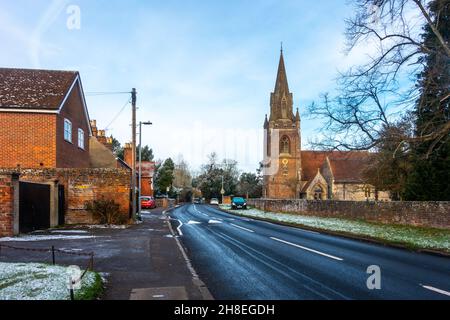 Ein Blick auf den New Lane Hill mit Blick auf die St. Michael's Church in Tilehurst, Reading, Großbritannien Stockfoto